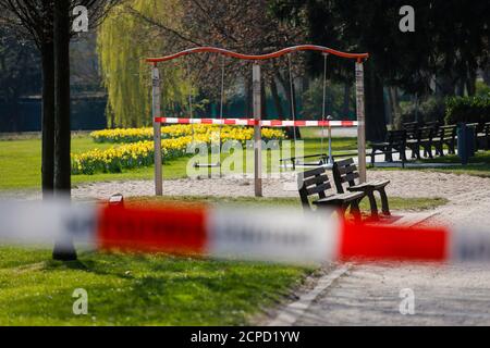 Parc avec aire de jeux pour enfants fermé en raison de l'interdiction de la corona pandémique en contact, Haumannplatz, Essen, région de la Ruhr, Rhénanie-du-Nord-Westphalie, Allemagne Banque D'Images