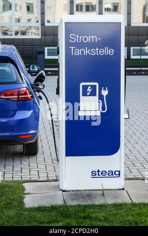 Voiture électrique ravitailleur en électricité à une station de charge Steag, Essen, région de la Ruhr, Rhénanie-du-Nord-Westphalie, Allemagne Banque D'Images