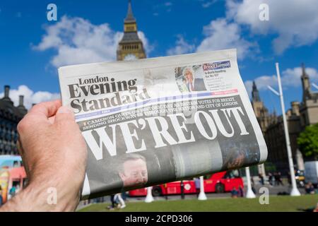 Un journal The Evening Standard de Londres, avec le titre « nous sommes sortis » après que la Grande-Bretagne ait voté pour quitter l'Union européenne, lors d'un référendum d'hier, tenu devant les chambres du Parlement, la place du Parlement, Westminster, Londres, Royaume-Uni. 24 juin 2016 Banque D'Images