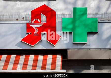 Les pharmacies sont d'importance systémique dans la crise corona, le logo rouge et la croix verte sur la façade d'une pharmacie, Essen, région de Ruhr, Rhénanie-du-Nord-Westph Banque D'Images