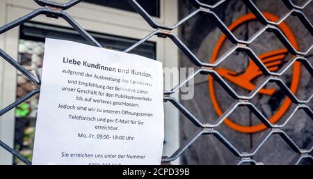 Magasins et restaurants sur Rüttenscheider Strasse fermés en raison de l'interdiction de contact de la corona pandémie, agence de voyages avec le logo de Lufthansa, Essen, région de Ruhr, Banque D'Images