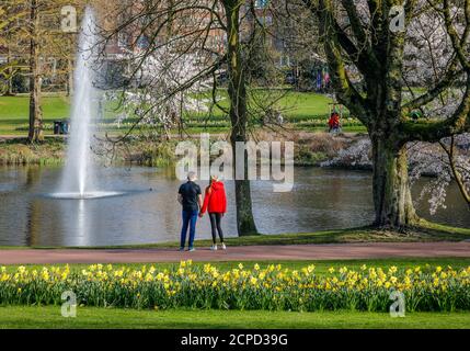 Promenades dans le jardin de la ville en temps de crise corona, Essen, région de la Ruhr, Rhénanie-du-Nord-Westphalie, Allemagne Banque D'Images