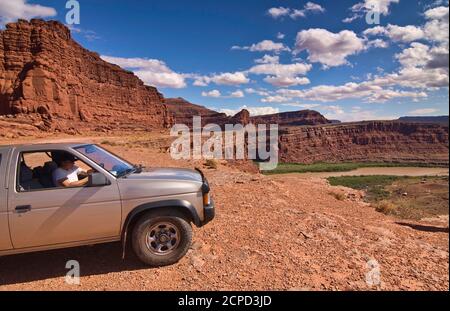 Visiteur, véhicule 4x4 sur Potash Road à Shafer Canyon, près du fleuve Colorado et du parc national de Canyonlands, Utah, États-Unis Banque D'Images