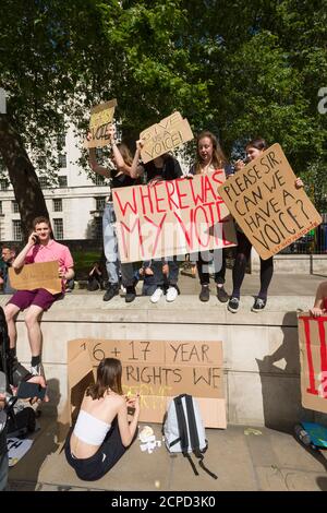 Un groupe d'adolescents protestant devant Downing Street, qui n'a pas eu de vote lors d'un référendum d'hier, après que la Grande-Bretagne ait voté pour quitter l'Union européenne, Downing Street, Londres, Westminster, Royaume-Uni. 24 juin 2016 Banque D'Images