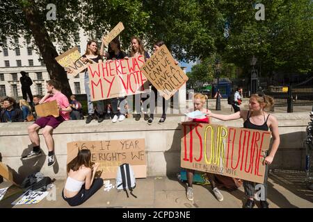 Un groupe d'adolescents protestant devant Downing Street, qui n'a pas eu de vote lors d'un référendum d'hier, après que la Grande-Bretagne ait voté pour quitter l'Union européenne, Downing Street, Londres, Westminster, Royaume-Uni. 24 juin 2016 Banque D'Images