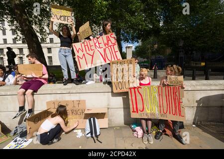 Un groupe d'adolescents protestant devant Downing Street, qui n'a pas eu de vote lors d'un référendum d'hier, après que la Grande-Bretagne ait voté pour quitter l'Union européenne, Downing Street, Londres, Westminster, Royaume-Uni. 24 juin 2016 Banque D'Images