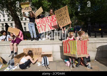 Un groupe d'adolescents protestant devant Downing Street, qui n'a pas eu de vote lors d'un référendum d'hier, après que la Grande-Bretagne ait voté pour quitter l'Union européenne, Downing Street, Londres, Westminster, Royaume-Uni. 24 juin 2016 Banque D'Images