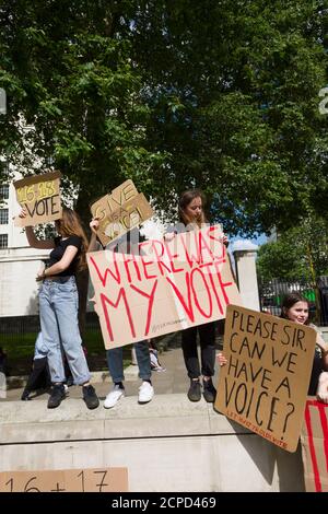 Un groupe d'adolescents protestant devant Downing Street, qui n'a pas eu de vote lors d'un référendum d'hier, après que la Grande-Bretagne ait voté pour quitter l'Union européenne, Downing Street, Londres, Westminster, Royaume-Uni. 24 juin 2016 Banque D'Images