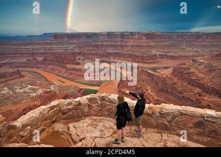 Touristes au point de vue sur Canyonlands et le fleuve Colorado avec arc-en-ciel après la pluie, Dead Horse point State Park, Colorado plateau, Utah, États-Unis Banque D'Images