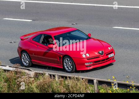 2001 RED Busso V6 Alfa Romeo GTV CUP ; véhicules mobiles pour la circulation routière, voitures conduisant des véhicules sur les routes britanniques, moteurs, motorisation sur le réseau d'autoroute M6. Banque D'Images