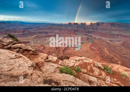 Arc-en-ciel après la pluie au-dessus des Canyonlands et du fleuve Colorado vu au lever du soleil depuis le parc national de Dead Horse point, plateau du Colorado, Utah, États-Unis Banque D'Images