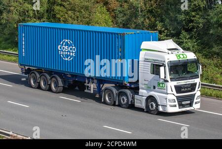 BCD Logistics livraison de camions de transport, conteneur d'expédition Blue Cosco sur camion, véhicules lourds, transport, camion, transporteur de fret, VÉHICULE MAN TGX 26 450, industrie européenne de transport commercial HGV, M6 à Manchester, Royaume-Uni Banque D'Images