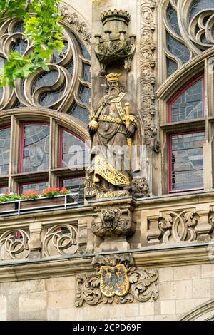 Duisburg, Burgplatz, vieille ville historique, hôtel de ville, façade, Charlemagne - figure Banque D'Images