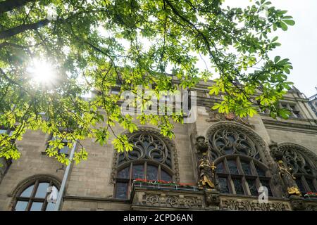 Duisburg, Burgplatz, vieille ville historique, hôtel de ville, façade au rétroéclairage, rayons du soleil Banque D'Images