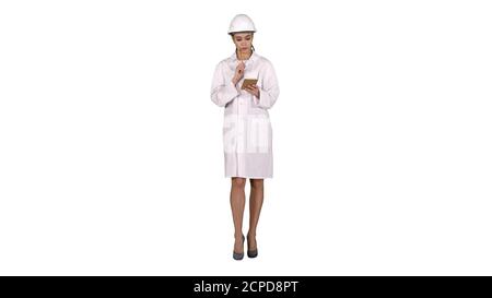 Liste de vérification d'écriture ingénieur femme marche sur fond blanc. Banque D'Images