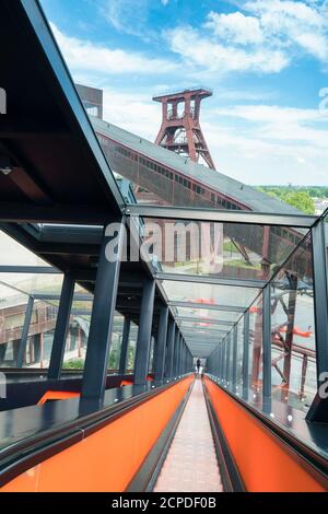 Essen, Zeche Zollverein, patrimoine mondial de l'UNESCO, escalier roulant vers le musée de la Ruhr Banque D'Images