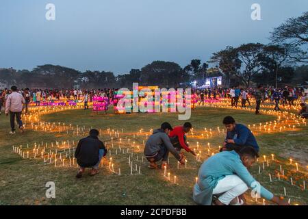 Une grande fonction en mémoire des martyrs du mouvement de langue, Ekushey Udjapan Comité de Narail organise un-lakh bougies d'éclairage à Kor Banque D'Images