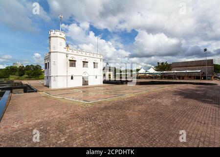 La tour carrée au bord de mer de Kuching était autrefois une prison Banque D'Images