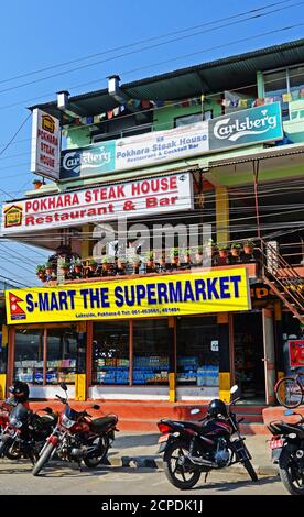 Supermarché et restaurant, Pokhara, Népal Banque D'Images