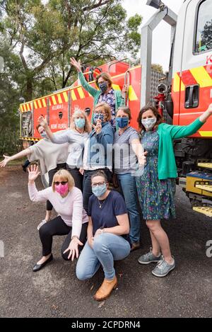 Les Masketeers, un groupe de mamans de Sydney qui ont fait toute une gamme de masques et les ont vendus pour recueillir des fonds pour soutenir leur service local de feu rural Banque D'Images