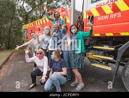 Les Masketeers, un groupe de mamans de Sydney qui ont fait toute une gamme de masques et les ont vendus pour recueillir des fonds pour soutenir leur service local de feu rural Banque D'Images