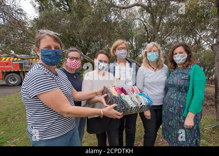 Les Masketeers, un groupe de mamans de Sydney qui ont fait toute une gamme de masques et les ont vendus pour recueillir des fonds pour soutenir leur service local de feu rural Banque D'Images