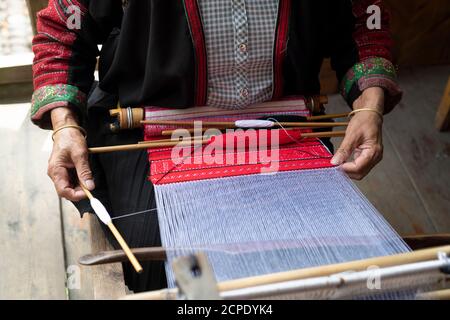 Une femme déchite un métier traditionnel dans le village de Dazhai. Banque D'Images