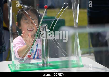 Hefei, province chinoise d'Anhui. 19 septembre 2020. Une jeune fille visite les Instituts Hefei de sciences physiques de l'Académie chinoise des sciences lors d'un événement pour la Journée nationale de la science à Hefei, capitale de la province d'Anhui en Chine orientale, le 19 septembre 2020. Credit: Zhang Duan/Xinhua/Alay Live News Banque D'Images