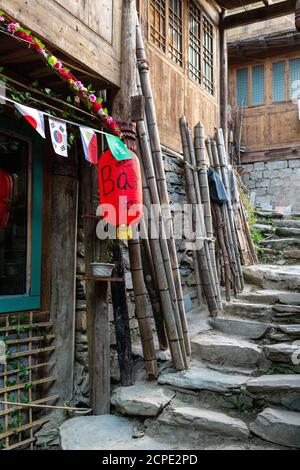 Des marches étroites en pierre serpenent entre les maisons traditionnelles de Ping'an. Banque D'Images