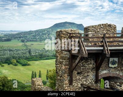 SZIGLIGET, HONGRIE - 08/26/2020: Ruines médiévales de Szigliget avec la montagne Csobanc en arrière-plan au lac Balaton en Hongrie. Banque D'Images