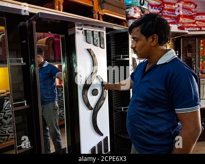 DISTRICT KATNI, INDE - 08 JANVIER 2020 : un commerçant indien a présenté un ensemble de coiffeur en bois sur le magasin de meubles. Banque D'Images