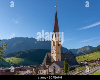 Le centre historique et l'église paroissiale de Nauders dans le Tyrol autrichien, près de la frontière avec l'Italie Banque D'Images