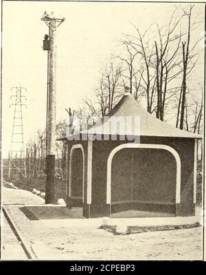 . Journal de chemin de fer électrique . Lignes interurbaines de Milwaukee—Construction typique d'une route et d'une ligne de transmission sur la ligne Waukesha. Milwaukee Interurban Lines—stationet circuits auxiliaires de signalisation de voiture, à l'exception de celui du compresseur, de la voie de circulation à la prise de 600 volts du dynamomètre lorsque la section de 1200 volts est entrée. Les autres pièces de l'équipement électrique sont des appareils 600 volts pratiquement standard avec décembre 2, igi 1.] TOURILLON DE CHEMIN DE FER ÉLECTRIQUE. Isolation supplémentaire conçue pour permettre des con-ditions de 1200 volts. Le dynamomètre est la source la plus fréquente de perturbation Banque D'Images