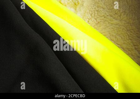 Texture d'arrière-plan en polaire jaune noir abd, tissu isolant doux à recouvrement en polyester, vue du dessus Banque D'Images