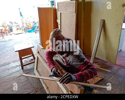 DISTRICT KATNI, INDE - 08 JANVIER 2020 : un artiste indien en bois qui fait du mobilier à l'atelier. Banque D'Images