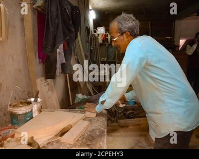 DISTRICT KATNI, INDE - le 08 JANVIER 2020 : un ouvrier indien de l'usine de sciage coupant des grumes de bois à l'atelier. Banque D'Images