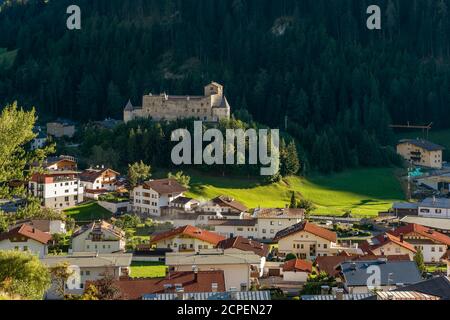 Vue aérienne du centre historique et du château de Naudersberg dans le Tyrol autrichien, près de la frontière avec l'Italie, Nauders, Autriche Banque D'Images