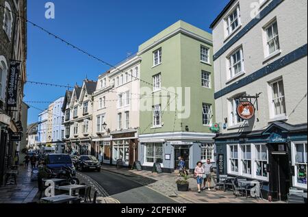 Le strret de Southside sur le barbican historique de Plymouth possède un mélange original de petits magasins, de maisons publiques et de restaurants. Banque D'Images