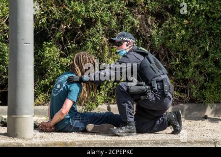 Melbourne, Australie. 19 septembre 2020. Un policier de Victoria avec un menotté à un manifestant sur le côté de l'Esplanade d'Ormond, près d'Elwood Beach, qui avait fait partie de manifestations anti-masque et anti-verrouillage qui avaient déménagé d'Elsternwick Park, Melbourne Australie. Crédit : Michael Currie/Alay Live News Banque D'Images