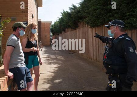 Melbourne, Australie. 19 septembre 2020. Un policier de Victoria demande aux résidents locaux d'Elwood où les manifestants qui ont traversé les appartements se reverraient, après une poursuite dans les rues de la baie après que des manifestations contre le masque et le verrouillage aient déménagé d'Elsternwick Park, à Melbourne, en Australie. Crédit : Michael Currie/Alay Live News Banque D'Images