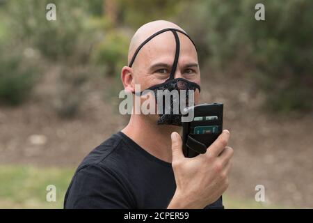 Melbourne, Australie. 19 septembre 2020. Un manifestant anti-masque portant une corde en forme de g en dentelle comme masque parle sur son téléphone sur le chemin d'une manifestation anti-masque et anti-verrouillage à Elsternwick Park, Melbourne Australie. Crédit : Michael Currie/Alay Live News Banque D'Images