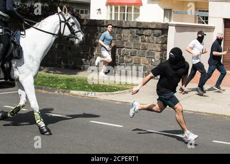 Melbourne, Australie. 19 septembre 2020. Un manifestant masculin masqué fuit de la police de Victoria a monté des officiers qui tentaient de les couper dans une rue en bord de mer à Elwood après qu'une manifestation anti-masque et anti-verrouillage ait déménagé d'Elsternwick Park, Melbourne, en Australie. Crédit : Michael Currie/Alay Live News Banque D'Images
