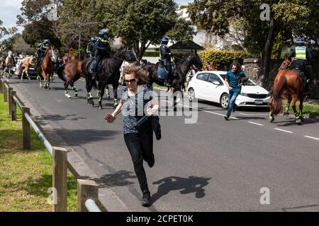 Melbourne, Australie. 19 septembre 2020. Un manifestant féminin fuit de la police de Victoria a monté des officiers qui tentaient de les couper dans une rue en bord de mer à Elwood après qu'une manifestation anti-masque et anti-verrouillage ait déménagé d'Elsternwick Park, Melbourne, en Australie. Crédit : Michael Currie/Alay Live News Banque D'Images