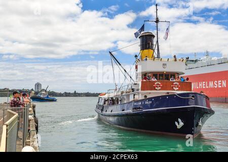 Un remorqueur à vapeur historique, le « William C Daldy » (1935), qui navigue sur une croisière passager dans le port de Waitemata, Auckland, Nouvelle-Zélande Banque D'Images