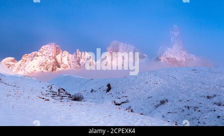 Passo Rolle, groupe montagne Pale di San Martino avec Cimon della Pala. Le Trentin, Dolomites, Italie Banque D'Images