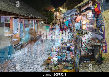 Souvenirs en vente dans le vieux marché de la ville, Mostar, Bosnie-Herzégovine Banque D'Images