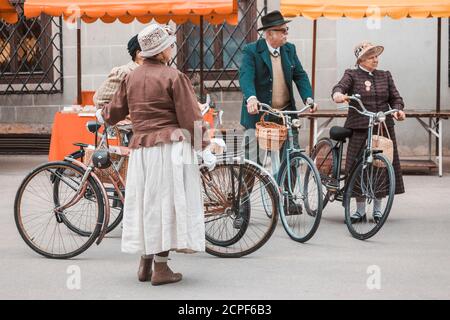 Folk Festival avec leurs costumes et de vieux vélos, Skofia Loka, Haute-Carniole, Slovénie, Europe Banque D'Images