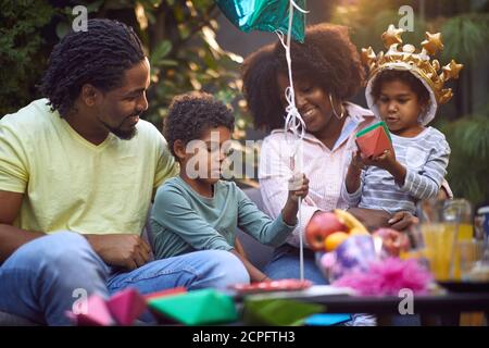 jeune famille afro-américaine à la fête en plein air Banque D'Images