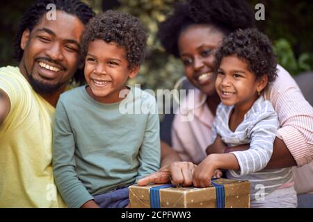 gros plan sur le jeune père afro-américain qui prend le selfie avec sa famille. petit garçon aux mains levées Banque D'Images