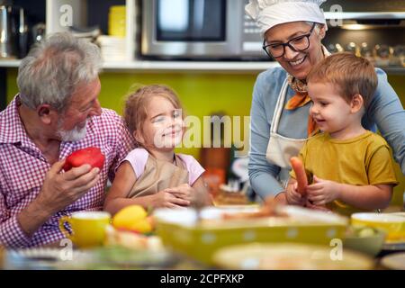 grands-parents appréciant avec leurs petits-enfants Banque D'Images